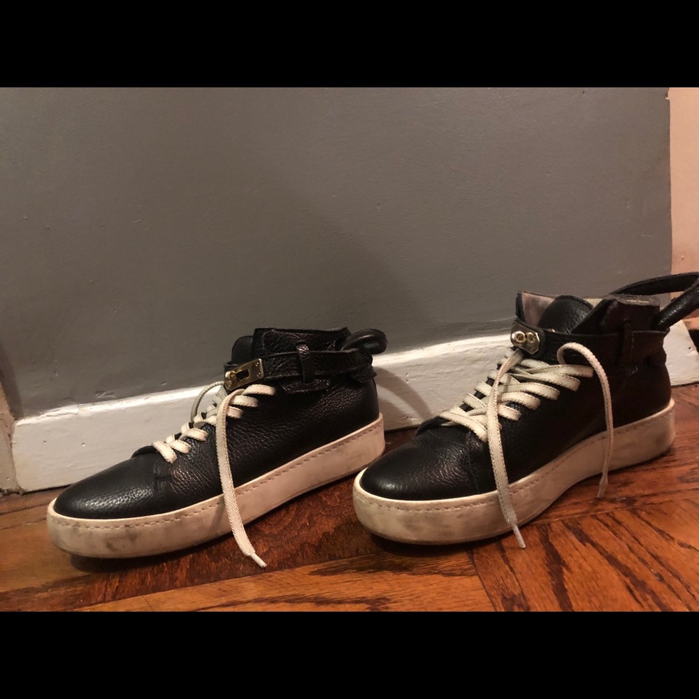 Black leather sneakers with twist clasp